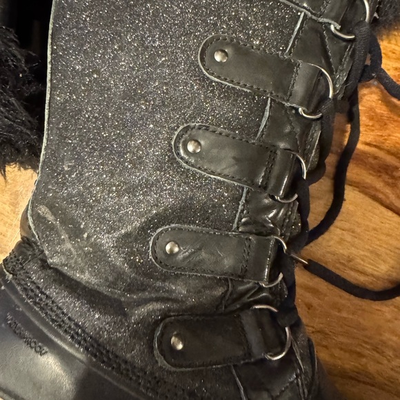 Sorel Black Winter Boots with Fur Trim used once size 10 in like new condition - Picture 4 of 11